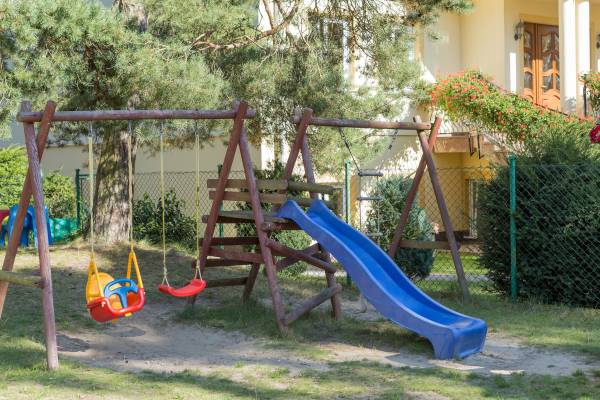 Coś dla dzieci od pensjonatu POD LWEM, czyli plac zabaw znajdujący się na terenie obiektu z Pobierowa (ul. Gdańska 2).