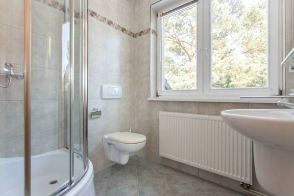 Widok na łazienkę w pensjonacie POD LWEM w Pobierowie nad morzem