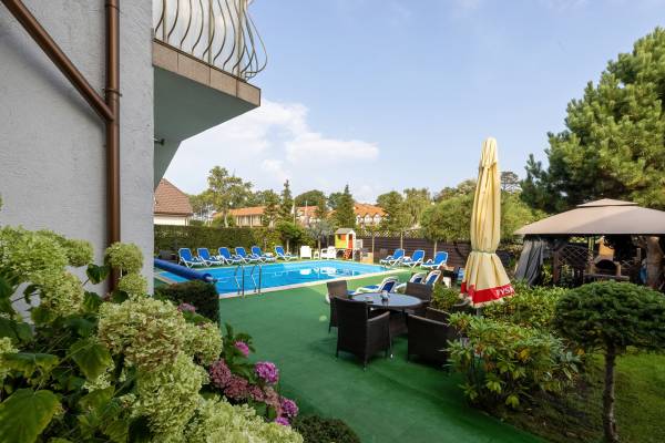 Własny basen to niewątpliwie spora atrakcja, którą swoim gościom zapewniają gospodarze pensjonatu Willa STUDIO z Rewala.