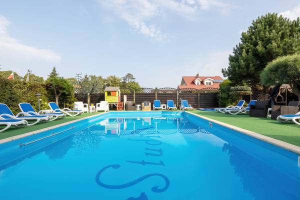 Willa STUDIO - jak widać na niniejszym zdjęciu jest to pensjonat, gdzie jedną z atrakcji jest basen dla gości.