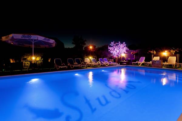 W pensjonacie Willa STUDIO turyści mogą bardzo swobodnie korzystać z dobrodziejstw miejscowego basenu (ul. Słoneczna 1 w Rewalu).