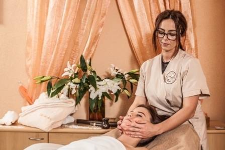 Strefa relaksu pokoju Villa DEL MAR z Niechorza pozwala wypoczywającym gościom na skorzystanie z masażu. Pomorze Zachodnie