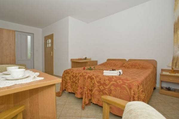 Fotografia przedstawia łóżko w domku letniskowym Dom Gościnny MANGO