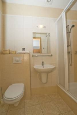 W domku letniskowym Dom Gościnny MANGO w Rewalu można skorzystać z łazienki przedstawionej na fotografii