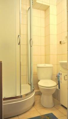 Po całym dniu pełnym atrakcji w Pogorzelicy można odświeżyć się w takiej oto łazience w willi WLLA PAWEŁ