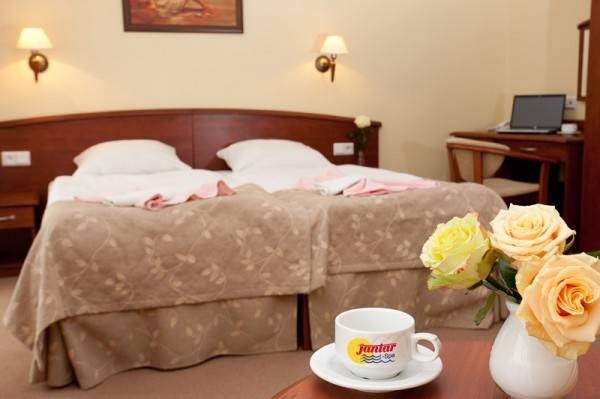Fotografia przedstawia łóżko małżeńskie w pokoju - JANTAR SPA | Niechorze (wypoczywaj nad morzem) 