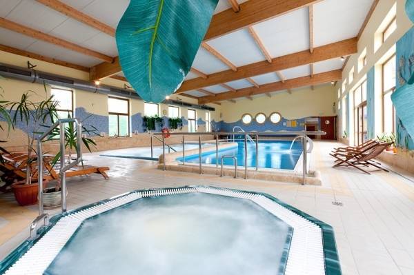 W hotelu JANTAR SPA turyści mogą bardzo swobodnie korzystać z dobrodziejstw miejscowego basenu (ul. Bursztynowa 31 w Niechorzu).
