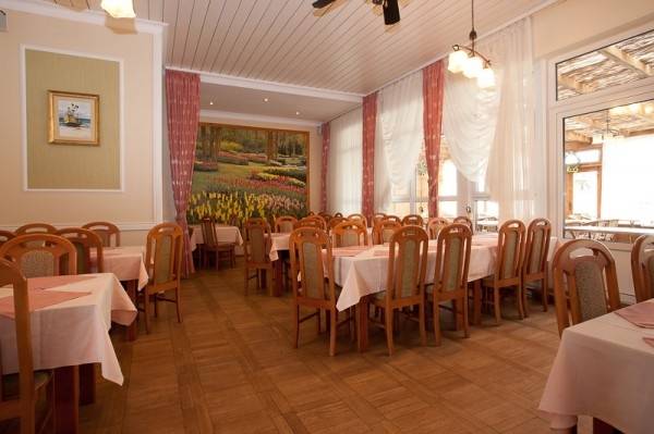Zdjęcie prezentuje jadalnię w hotelu JANTAR SPA w Niechorzu - obiekt nad morzem, adres ul. Bursztynowa 31.