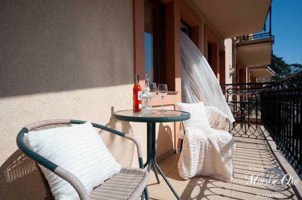 W pensjonacie Villa MORSKIE OKO można wybrać pokój z balkonem. Zdjęcie obiektu nad morzem pochodzące z Niechorza.