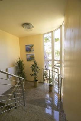 Przykładowa fotografia ze środka obiektu - schody w pensjonacie Villa MORSKIE OKO.