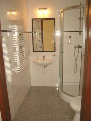 Na fotografii przedstawiona jest łazienka w pokoju Pensjonat EUROBAŁTYK nad morzem