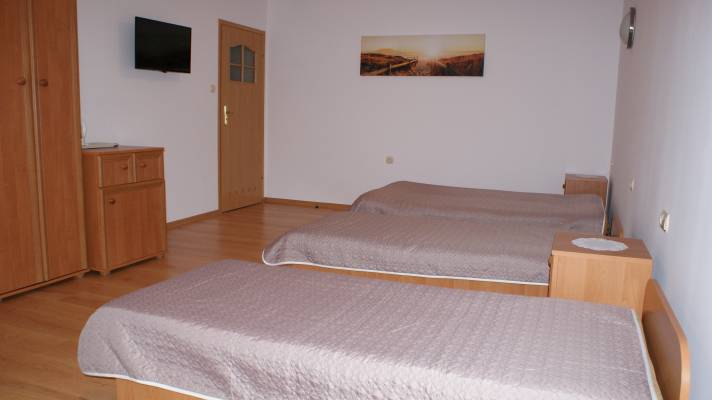 Fotografia przedstawia łóżko w pokoju - Dom Gościnny JAŚMIN | Niechorze (wypoczywaj nad morzem) 