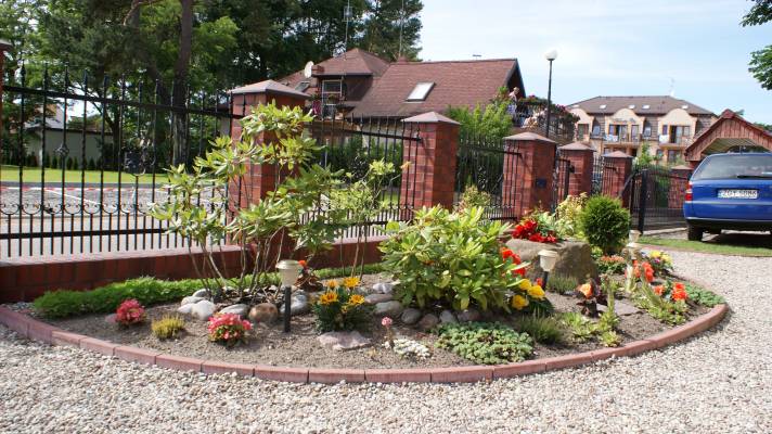 Fotografia przedstawia ogród przy pensjonacie Dom Gościnny JAŚMIN