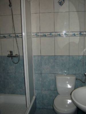 Tak prezentuje się łazienka w pokoju Dom Gościnny JAŚMIN (ul. Śląska 1a, 72-350 Niechorze)