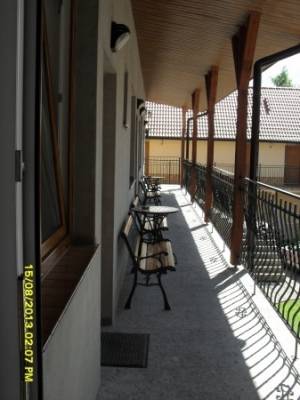 Balkon z widokiem na Niechorze. Przykładowy pokój pensjonatu Dom Gościnny JAŚMIN.