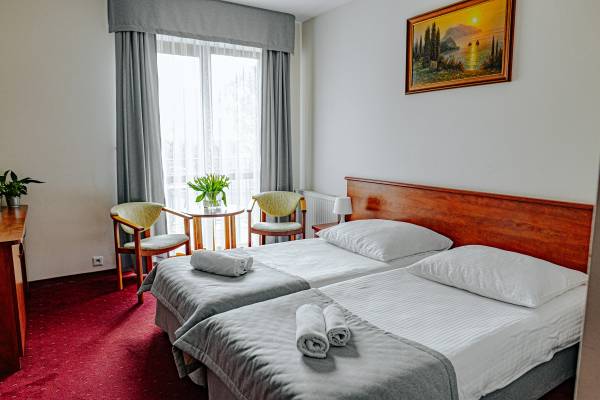 Zdjęcie przedstawia łóżko w pokoju - PANORAMA SPA | Trzęsacz (wypoczywaj nad morzem) 