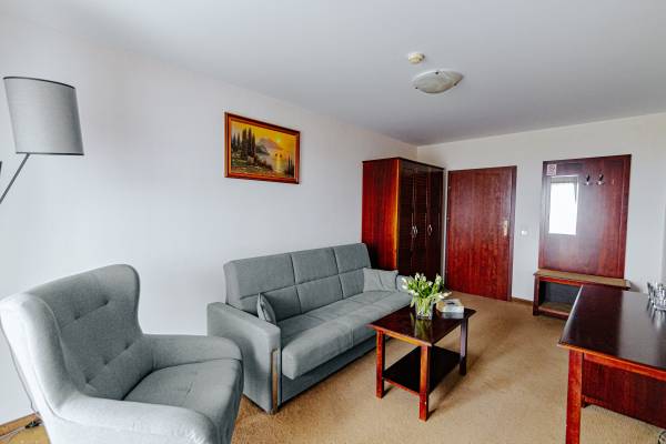 Sofa w pensjonacie PANORAMA SPA w Trzęsaczu