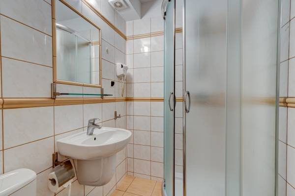 Tak prezentuje się łazienka w pokoju Ambre Mare (ul. Zgody 19, 72-346 Pobierowo)