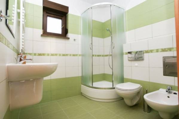 Po całym dniu pełnym atrakcji w Pobierowie można odświeżyć się w takiej oto łazience w domku letniskowym DOMKI PEDRO