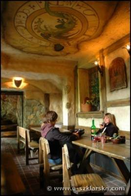 Restauracja w górach to podwójnie klimatyczne miejsce. Wystarczy spojrzeć na lokal jaki ma hotel Agat w Szklarskiej Porębie.