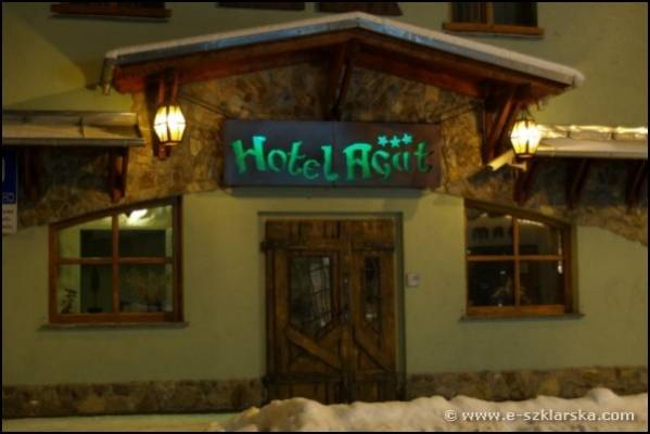 Hotel Agat z zewnątrz - w tle Szklarska Poręba.