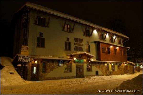 Nocna iluminacja w hotelu Agat z Szklarskiej Poręby na barwnym zdjęciu.