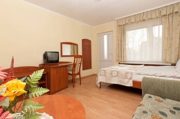 Zdjęcie przedstawia łóżko w pensjonacie Dom Gościnny BASIA