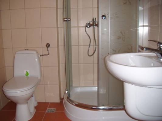 W pensjonacie Pensjonat MELODIA w Pobierowie można skorzystać z łazienki przedstawionej na fotografii