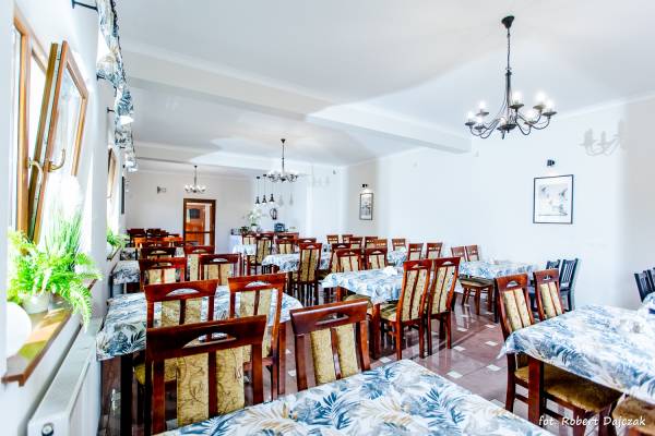 W pensjonacie GĄSIOROWSKI znajduje się także restauracja, zaprezentowana w pełnej krasie na tej fotografii.