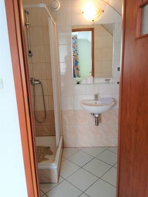 Fotka przedstawia łazienkę w pokoju Dom Gościnny SANDRA