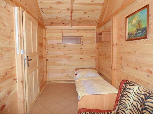 Fotografia przedstawia łóżko w pokoju - CAMPING PIK | Pogorzelica (wypoczywaj nad morzem) 