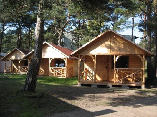 Drewniane domki w Pogorzelicy na terenie Camping PIK