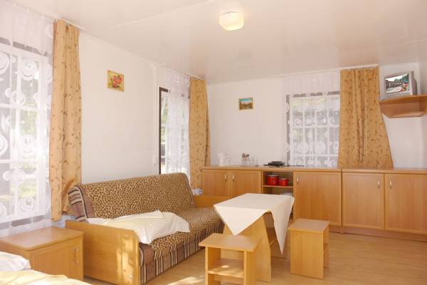 Na fotce widzimy pokój w domku letniskowym CAMPING PIK w którym możecie Państwo się zatrzymać podczas pobytu w Pogorzelicy
