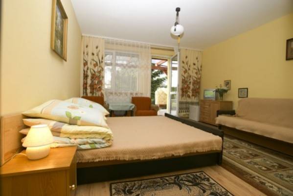 Łóżko małżeńskie w pokoju Dom Gościnny ROMANA w Rewalu