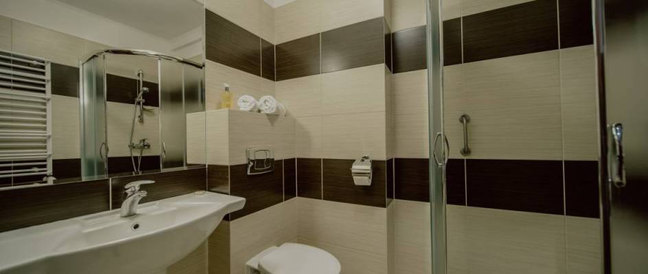 Fotografia przedstawia łazienkę w hotelu Karpacki & Spa