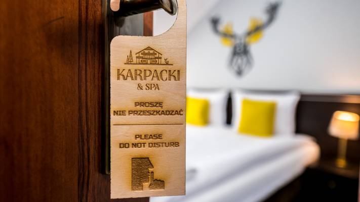 Po aktywnym wypoczynku w Karpaczu można zrelaksować się w przedstawionym na fotografii pokoju w hotelu Karpacki & Spa