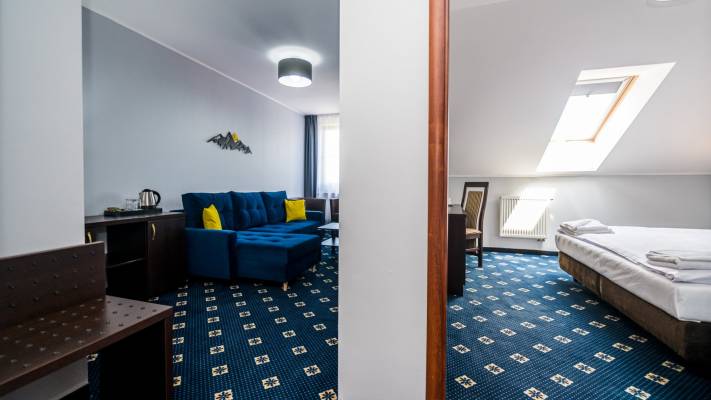 Po aktywnym wypoczynku w Karpaczu można zrelaksować się w przedstawionym na fotografii pokoju w hotelu Karpacki & Spa