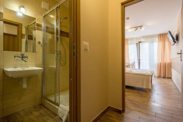 Po całym dniu pełnym atrakcji w Szklarskiej Porębie można odświeżyć się w takiej oto łazience w pokoju Ośrodek Wypoczynkowy HALNY
