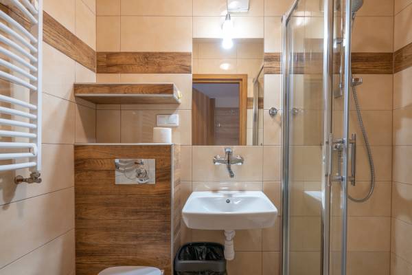 W pokoju Ośrodek Wypoczynkowy HALNY w Szklarskiej Porębie można skorzystać z łazienki przedstawionej na fotografii