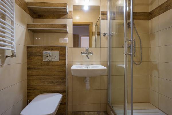 W pokoju Ośrodek Wypoczynkowy HALNY w Szklarskiej Porębie można skorzystać z łazienki przedstawionej na zdjęciu