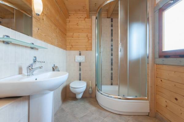 Na fotografii przedstawiona jest łazienka w domku letniskowym Domki i Pokoje REKIN nad morzem