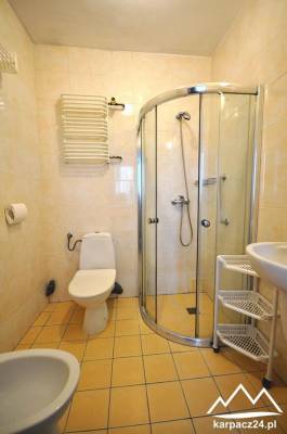 Po całym dniu pełnym atrakcji w Karpaczu można odświeżyć się w takiej oto łazience w ośrodku wczasowym OW DUET