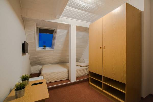 Na zdjęciu przedstawiony jest pokój w domu wczasowym Dom Wczasowy KORMORAN w którym możecie Państwo się zatrzymać podczas wypoczynku w Niechorzu