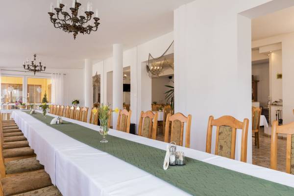 Utrwalona na fotografii jadalnia w pensjonacie SOLEIL Resort & SPA z Rewala - wprost stworzona do kulinarnych rozkoszy.