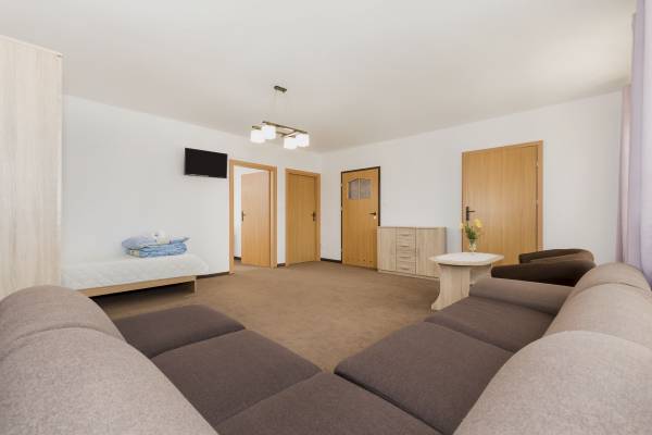 Na fotografii widzimy pokój w pensjonacie SOLEIL Resort & SPA w którym możecie Państwo się zatrzymać podczas wypoczynku w Rewalu