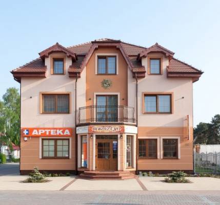 Wygląd zewnętrzny obiektu (ul. Bursztynowa 60) zapowiada udany pobyt w pensjonacie Pensjonat BURSZTYN w Niechorzu.