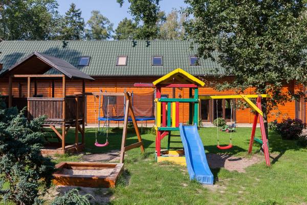 Dzieci chętnie spędzają czas w miejscach takich jak ten plac zabaw domku letniskowego SOBIERAJ - Pobierowo, ul. Bolesława Prusa 3/5.
