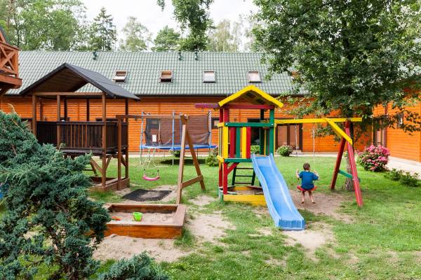 Przyjazny maluchom plac zabaw, działający w ramach obiektu domek letniskowy SOBIERAJ - w miejscowości Pobierowo.