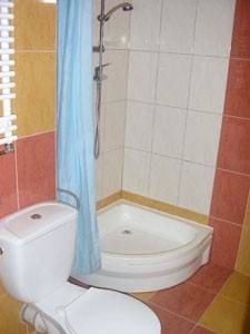 Na fotce przedstawiona jest łazienka w domu gościnnym Wiki nad morzem