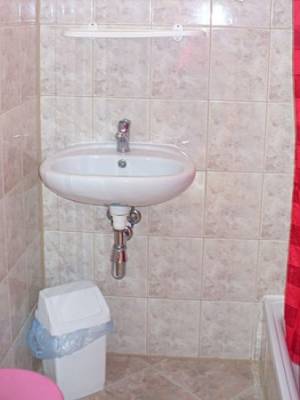 W domu gościnnym Wiki w Ustroniu Morskim można skorzystać z łazienki przedstawionej na fotce